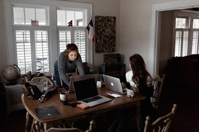 The Importance of Having a Side Hustle While Working a Full-Time Job